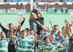 Los jugadores Sub 20 de Santos alzaron el título