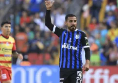 Alonso Escoboza celebrando una anotación con Gallos Blancos