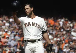 Bumgarner saluda a la afición en un juego ante Dodgers 