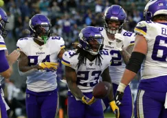 Jugadores de los Vikings celebran anotación contra Chargers