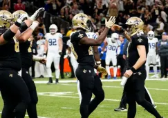 Jugadores de los Saints celebran un touchdown