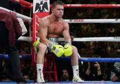 Canelo Álvarez en su esquina durante una pelea