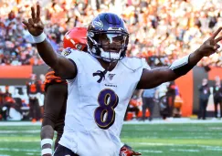 Lamar Jackson festeja un pase para touchdown