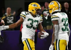 Aaron Jones (33) celebra con Tyler Ervin 