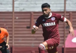 Marcelino Moreno durante un duelo con Lanús 