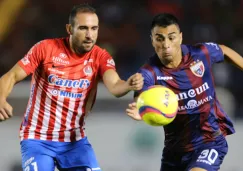 Alejandro Catro y Diego Cardozo disputan un balón