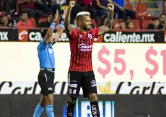 Julián Velázquez festeja una victoria con Xolos