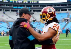 Ron Rivera y Josh Norman se saludan antes de un juego 