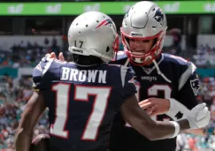 Antonio Brown, en festejo con Tom Brady, durante su etapa con Patriots