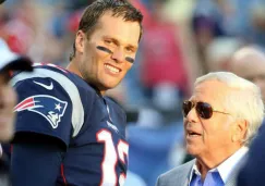 Tom Brady y Robert Kraft tras un juego de New England