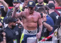 Canelo festeja después de una pelea