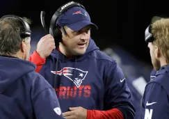 Joe Judge platica con Bill y Steve Belichick