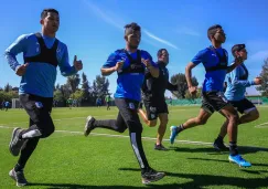 Jugadores de Querétaro corren en un entrenamiento