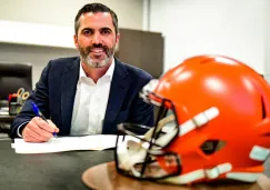 Kevin Stefanski firmando su contrato con los Browns