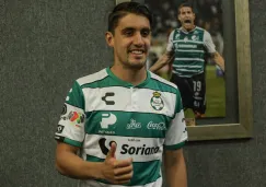 Van Rankin posa con la camiseta de Santos 