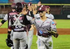 Tomateros: Jugadores chocan manos antes de un partido