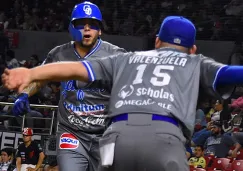 Jugadores de Yaquis celebran tras haber anotado