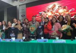 Óscar de la Hoya junto a varias figuras del box femenil