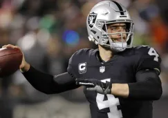 Derek Carr durante un partido de los Raiders