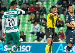 Brian González, árbitro del Santos vs Pumas, sanciona el penal