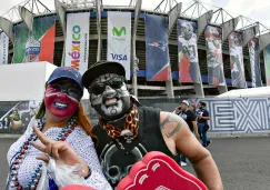 Aficionados de la NFL afuera del Estadio Azteca