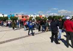 Aficionados en las taquillas del Alfonso Lastras