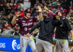 Jugadores de Tomateros festejan la victoria