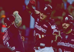 Jugadores de Tomateros celebran una carrera ante Venados