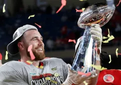 Travis Kelce levanta el trofeo del Super Bowl LIV