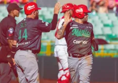 Jugadores de Tomateros festejan un triunfo ante Venezuela