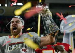 Kelce levantando el trofeo 