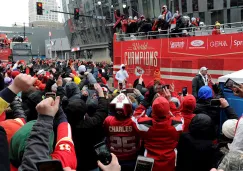 Seguidores de los Chiefs ven pasar el autobús de los campeones