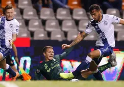 La disputa por el balón entre Puebla y Santos Laguna 