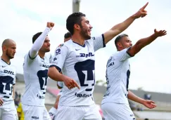 Juan Pablo Vigón festeja con sus compañeros un gol