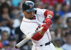 Mookie Betts durante un juego con Boston