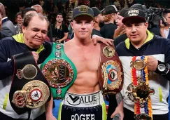 Canelo Álvarez presume sus cinturones