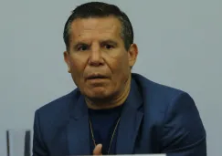 Julio César Chávez durante una conferencia de prensa