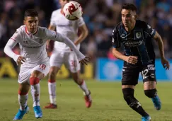 Jugadores pelean por la pelota en el partido