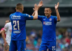 Roberto Alvarado celebrando un gol con Jonathan Rodríguez