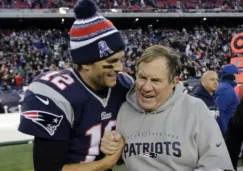 Tom Brady y Bill Belichick se abrazan