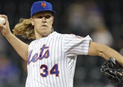 Syndergaard lanza la bola en un juego de los Mets