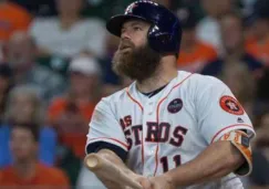 Evan Gattis observa la pelota tras impactarla