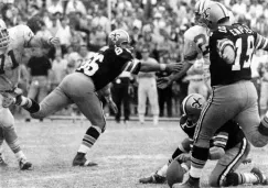 Tom Dempsey se prepara para patear el ovoide