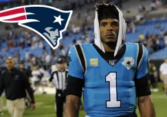 Cam Newton sale del campo tras el partido ante Tampa Bay 