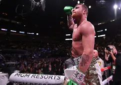 Canelo festeja una victoria en el ring