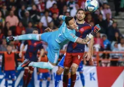 Gudiño vuela por los aires en un partido con las Chivas 