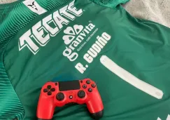 Playera y control de Raúl Gudiño antes de jugar en la eLigaMX