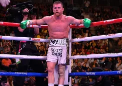 Canelo se recarga en las cuerdas durante un combate