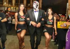 Mil Máscaras arriba a la Arena México en compañía de dos edecanes 