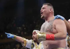 Andy Ruíz festeja tras vencer a Anthony Joshua